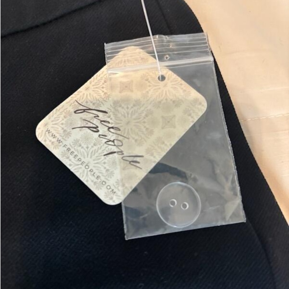 Free People Molly Pants
NWT Size 10
total waste is 33
front 16+”
back 16+” - Picture 4 of 10